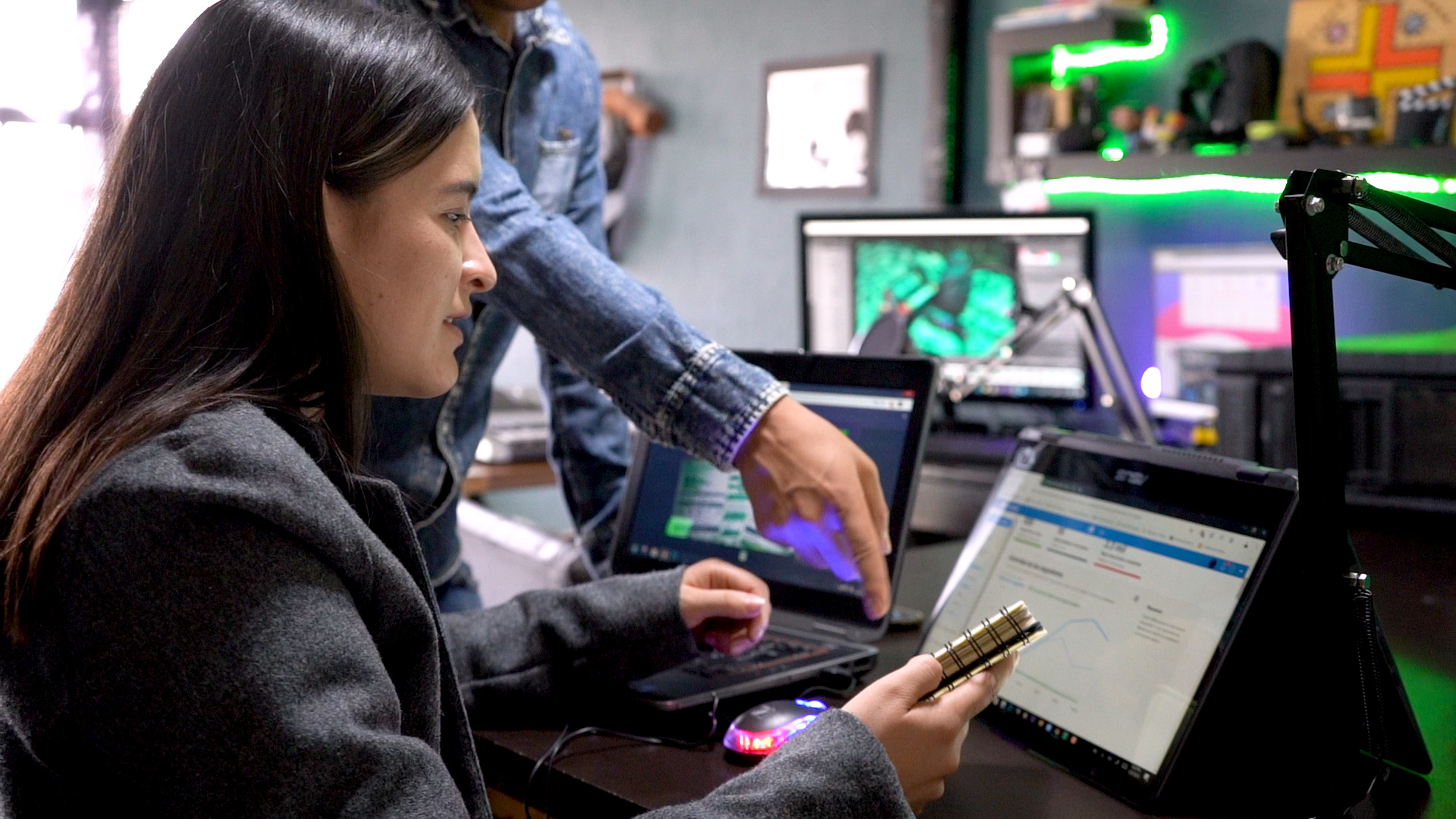 Participante realizando una práctica con herramientas digitales