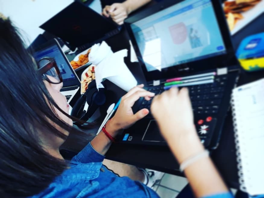 Participante trabajando con computadora