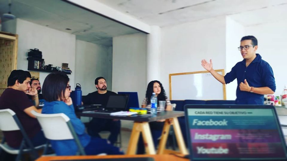 Facilitador impartiendo workshop